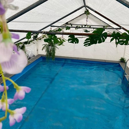 Mini Love Island Style Guest House Includes Personal Hot 24 Hour Swimming Pool, Outdoor Bathtub, Heated Dining Dome And Fire Pit, All This Is Secretly Located In The Busy Suburbs Of Nottingham Zewnętrze zdjęcie