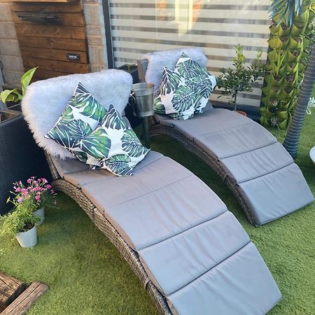 Mini Love Island Style Guest House Includes Personal Hot 24 Hour Swimming Pool, Outdoor Bathtub, Heated Dining Dome And Fire Pit, All This Is Secretly Located In The Busy Suburbs Of Nottingham Zewnętrze zdjęcie