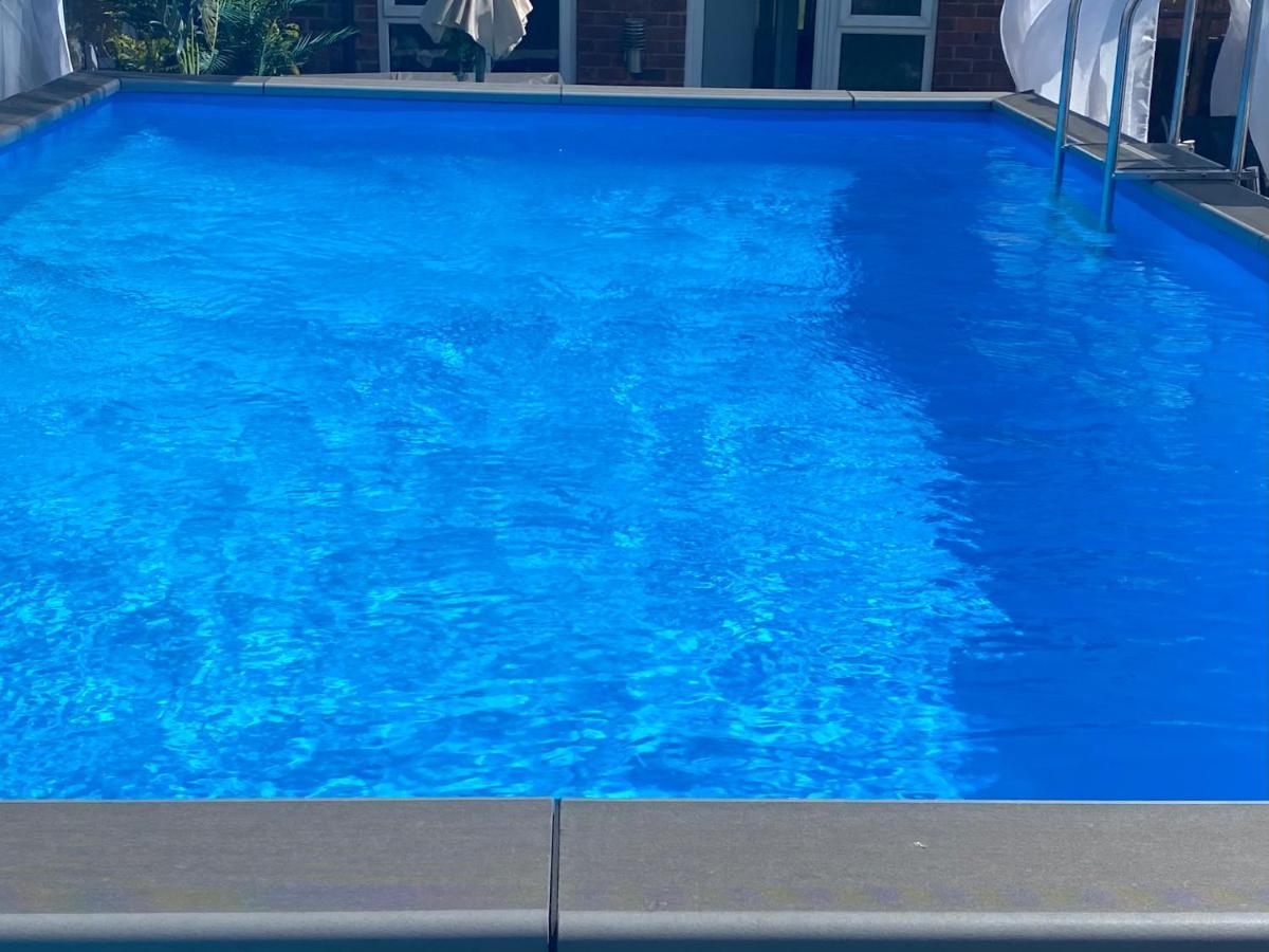 Mini Love Island Style Guest House Includes Personal Hot 24 Hour Swimming Pool, Outdoor Bathtub, Heated Dining Dome And Fire Pit, All This Is Secretly Located In The Busy Suburbs Of Nottingham Zewnętrze zdjęcie