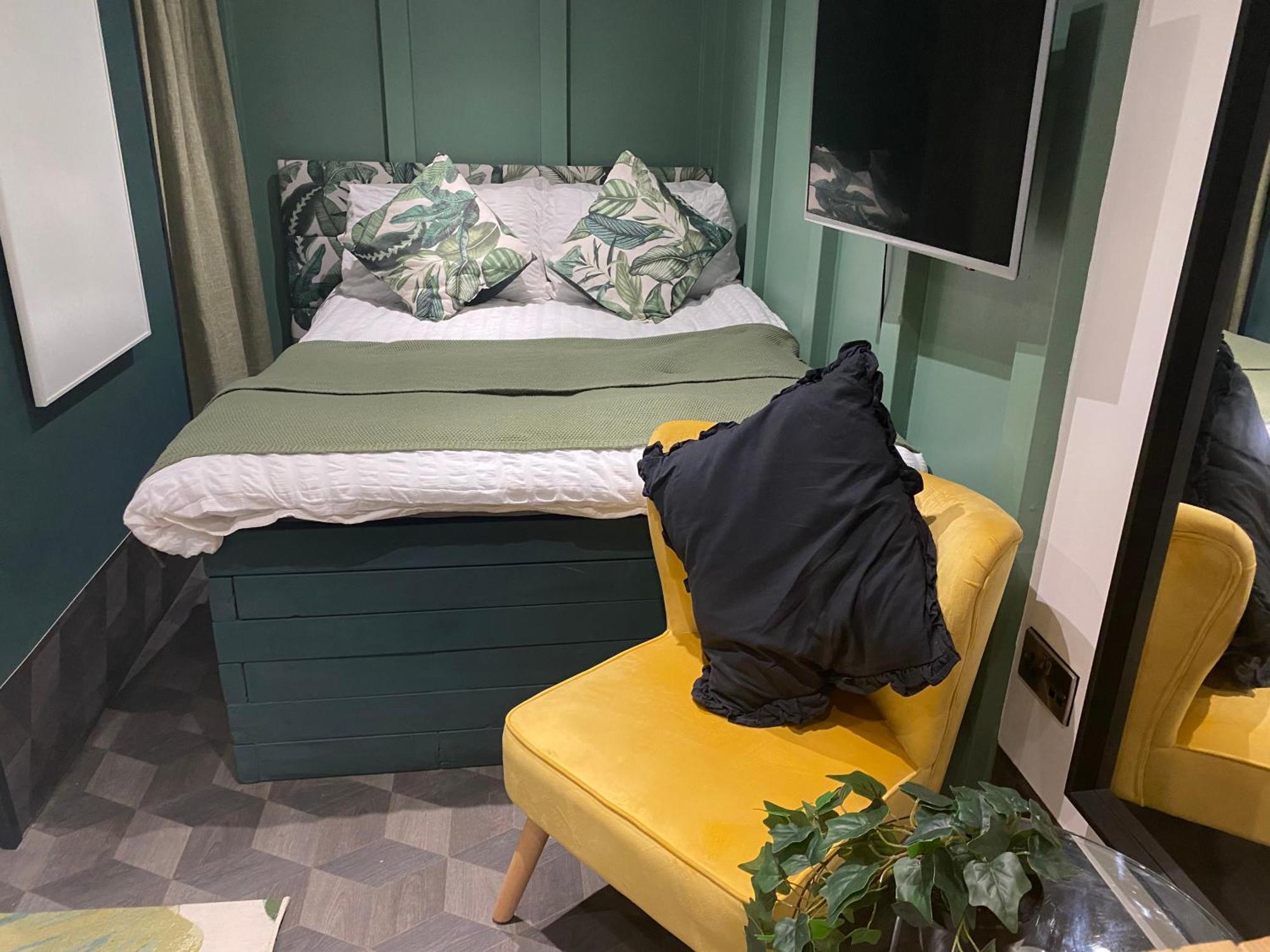 Mini Love Island Style Guest House Includes Personal Hot 24 Hour Swimming Pool, Outdoor Bathtub, Heated Dining Dome And Fire Pit, All This Is Secretly Located In The Busy Suburbs Of Nottingham Zewnętrze zdjęcie