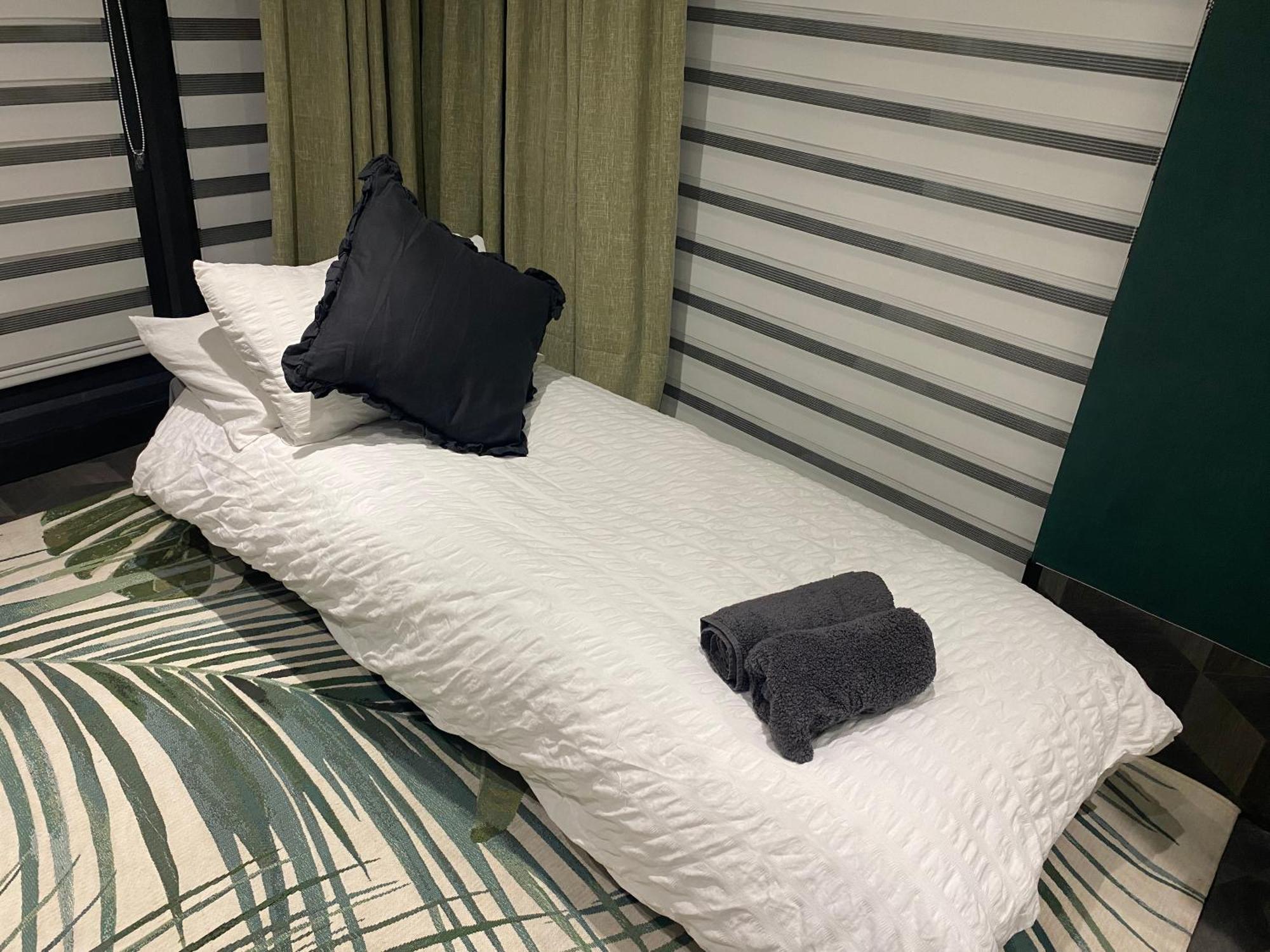 Mini Love Island Style Guest House Includes Personal Hot 24 Hour Swimming Pool, Outdoor Bathtub, Heated Dining Dome And Fire Pit, All This Is Secretly Located In The Busy Suburbs Of Nottingham Zewnętrze zdjęcie
