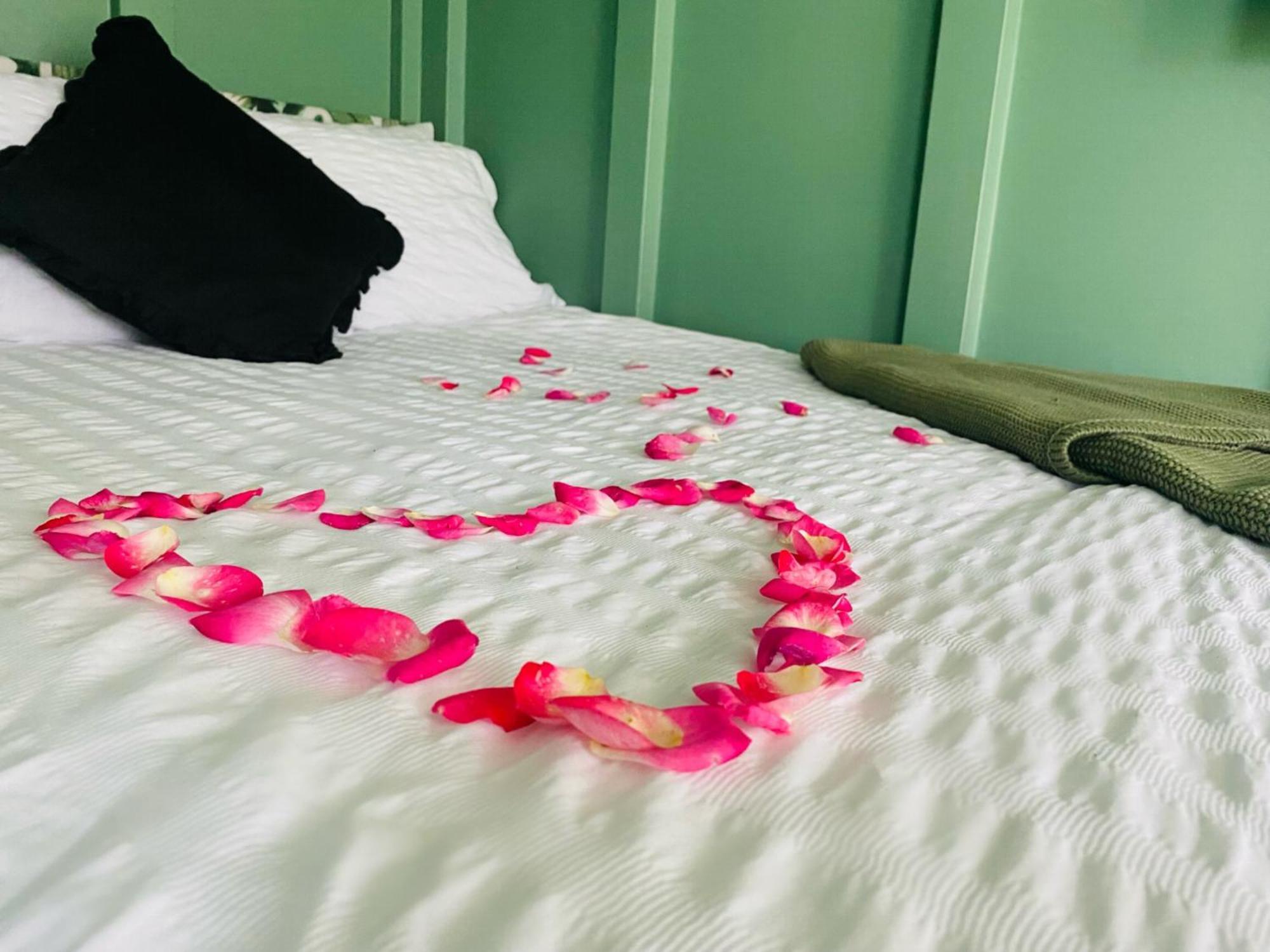 Mini Love Island Style Guest House Includes Personal Hot 24 Hour Swimming Pool, Outdoor Bathtub, Heated Dining Dome And Fire Pit, All This Is Secretly Located In The Busy Suburbs Of Nottingham Zewnętrze zdjęcie