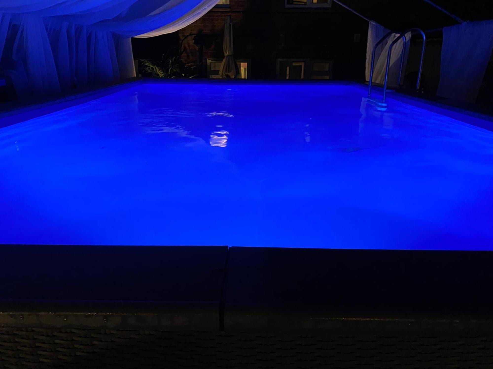 Mini Love Island Style Guest House Includes Personal Hot 24 Hour Swimming Pool, Outdoor Bathtub, Heated Dining Dome And Fire Pit, All This Is Secretly Located In The Busy Suburbs Of Nottingham Zewnętrze zdjęcie
