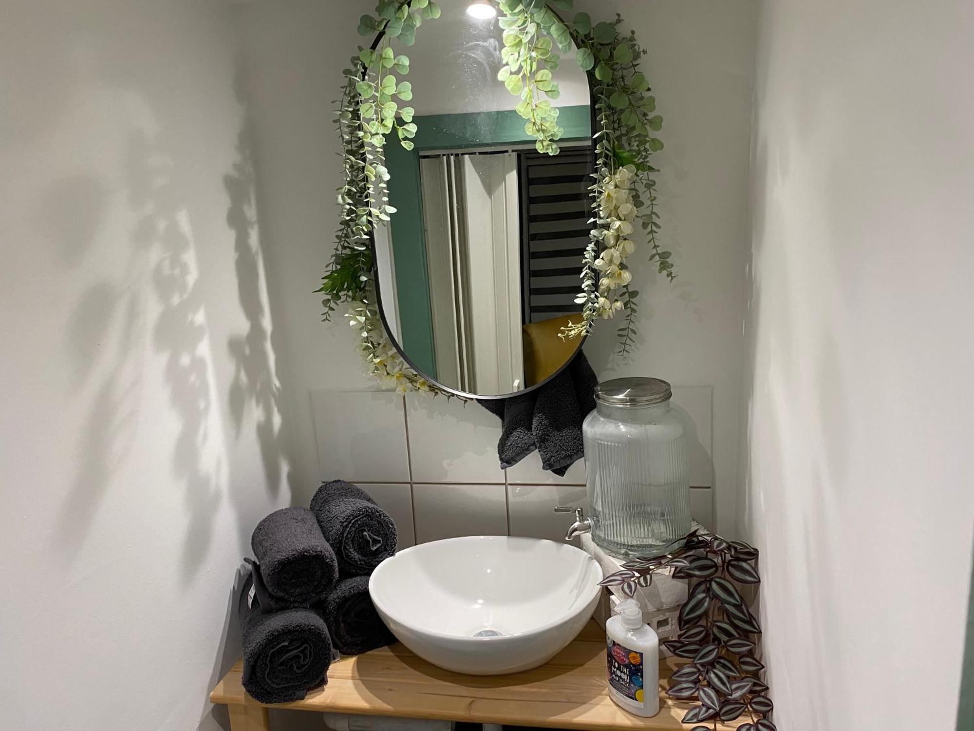 Mini Love Island Style Guest House Includes Personal Hot 24 Hour Swimming Pool, Outdoor Bathtub, Heated Dining Dome And Fire Pit, All This Is Secretly Located In The Busy Suburbs Of Nottingham Zewnętrze zdjęcie