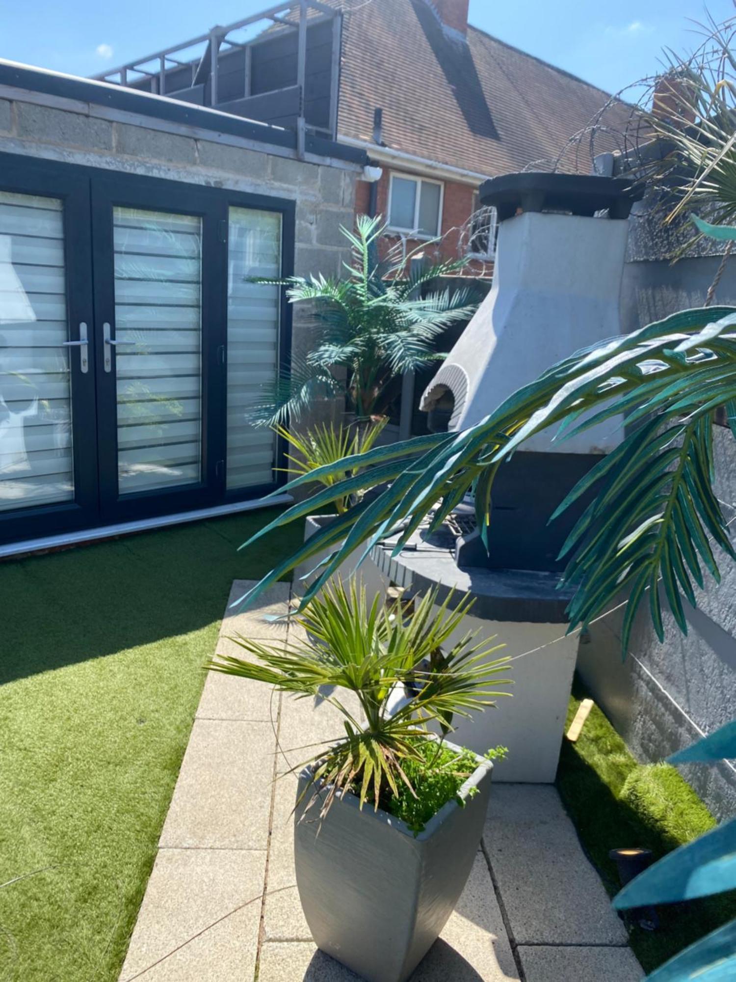 Mini Love Island Style Guest House Includes Personal Hot 24 Hour Swimming Pool, Outdoor Bathtub, Heated Dining Dome And Fire Pit, All This Is Secretly Located In The Busy Suburbs Of Nottingham Zewnętrze zdjęcie