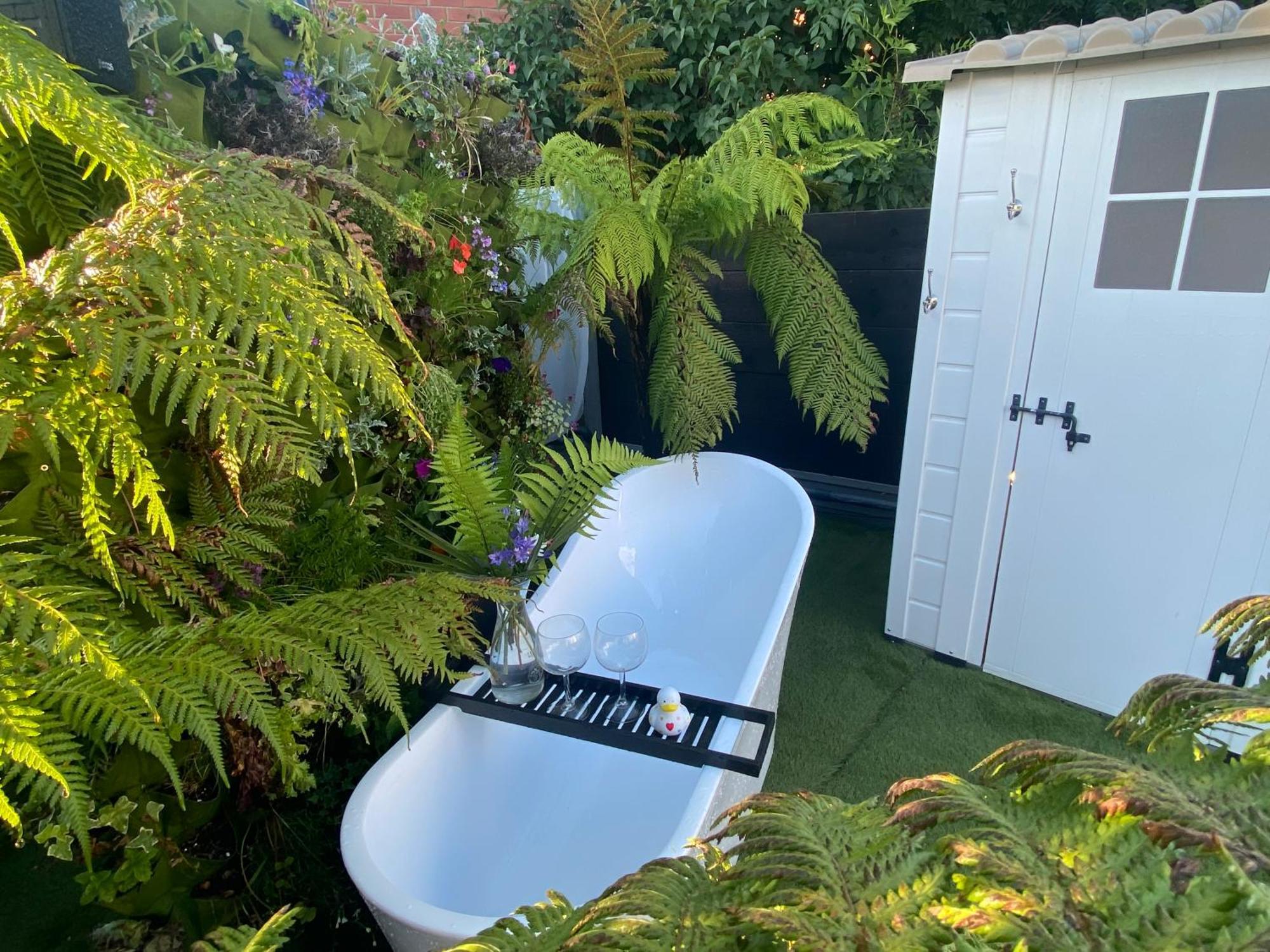 Mini Love Island Style Guest House Includes Personal Hot 24 Hour Swimming Pool, Outdoor Bathtub, Heated Dining Dome And Fire Pit, All This Is Secretly Located In The Busy Suburbs Of Nottingham Zewnętrze zdjęcie